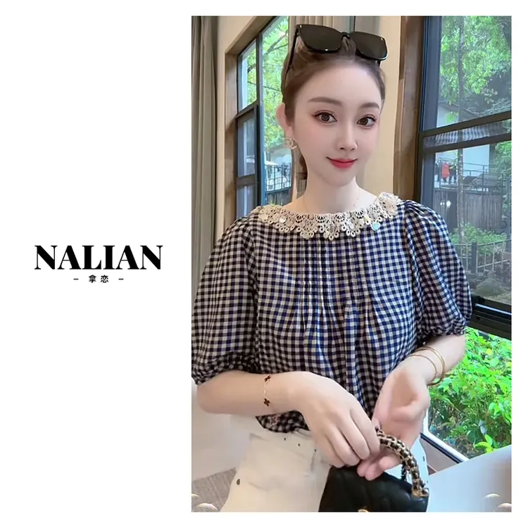 Nalian/拿恋豆子优选欧货时尚蕾丝花边圆领格子娃娃领衬衫DZ98199