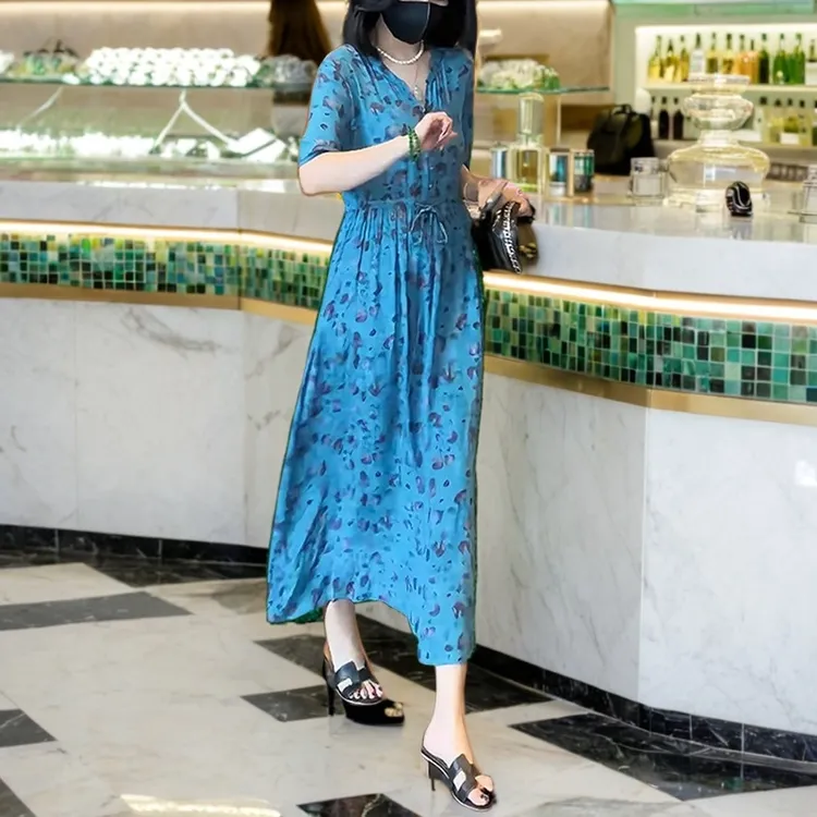 法式多巴胺风蓝色印花连衣裙女2025夏季新款长裙宽松遮肉度假裙子