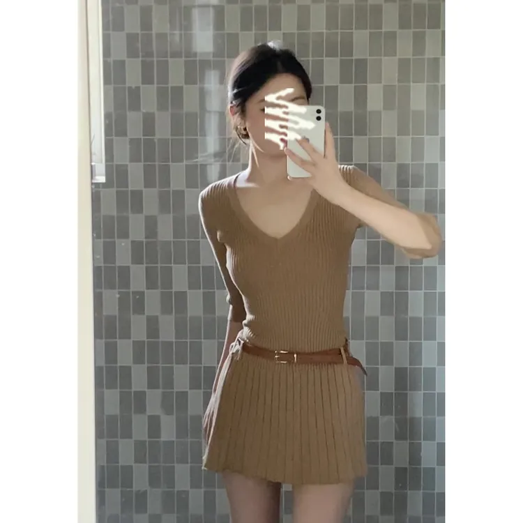 连衣裙女2025夏季新款女法式气质V领设计感收腰显瘦短款百褶裙子