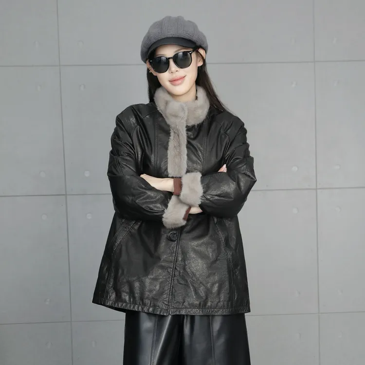 真皮皮衣女中长款2025冬季新款水貂围巾领黑蜡皮显瘦风衣保暖外套