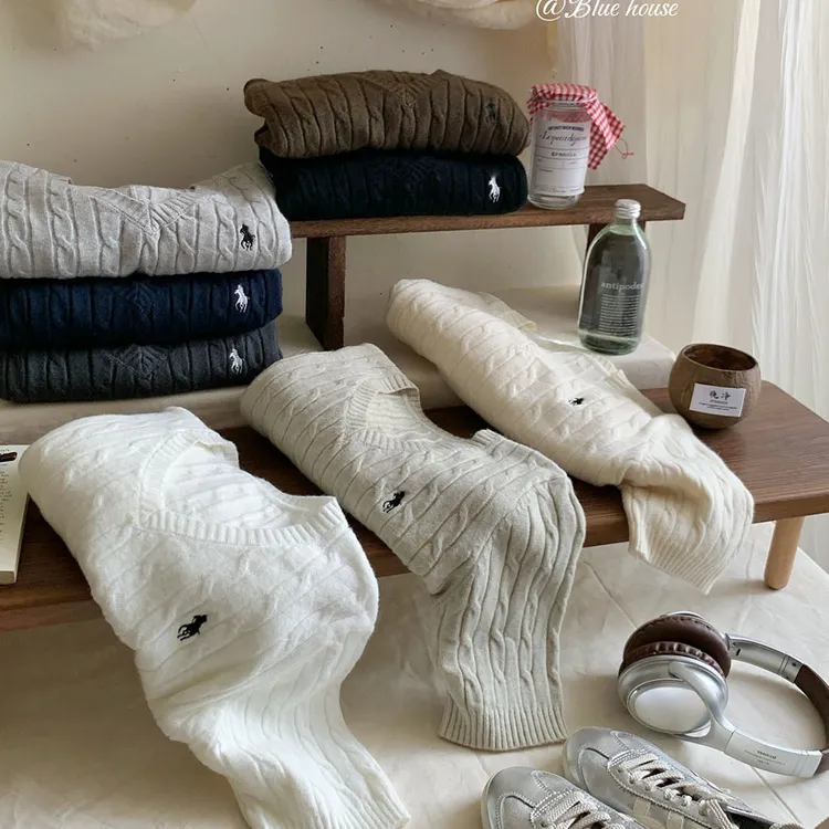 韩系复古小刺绣V领麻花针织衫女秋内外百搭简约复古打底短袖毛衣