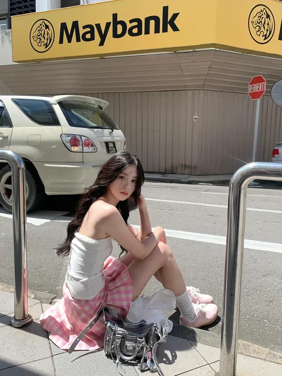 2025早春新款印花蕾丝拼接抹胸百搭复古粉色少女格子半身裙女套装