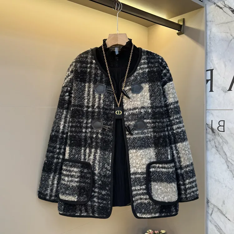 2025大码女装秋冬新款牛角扣时尚百搭格纹韩版洋气显瘦外套8106