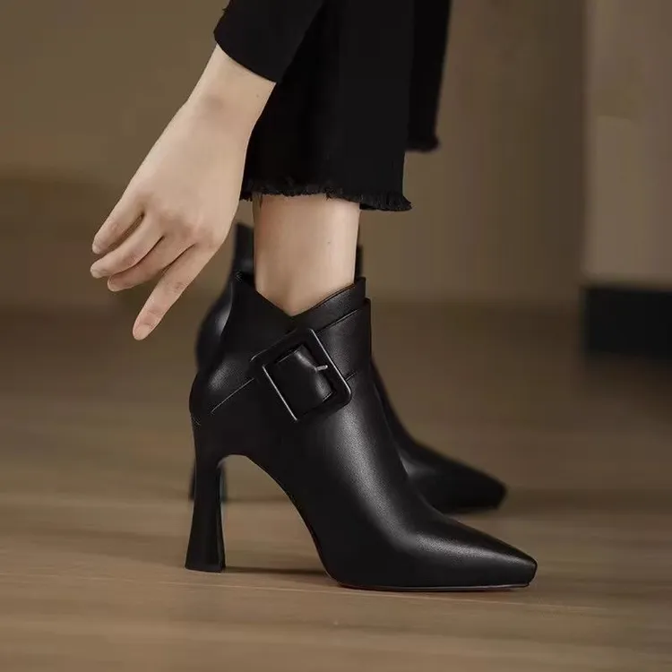 软皮时尚新款黑色时尚不累脚防水台2025秋冬小短靴皮带扣上班鞋子