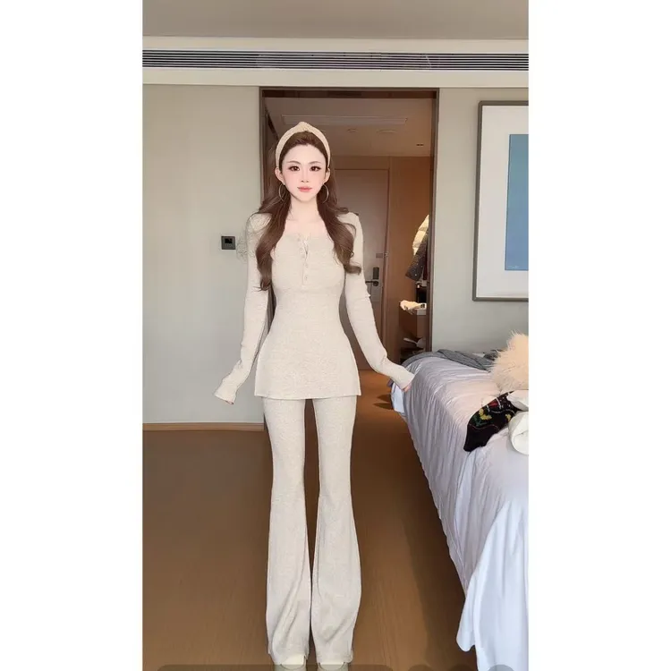 曼曼【超绝纸片人~】收腰开叉长袖上衣+修身微喇裤加绒两件套3966#