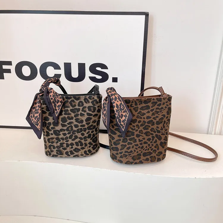 2025新款豹纹水桶包小众百搭潮流复古风拉链斜挎包单根手提女包