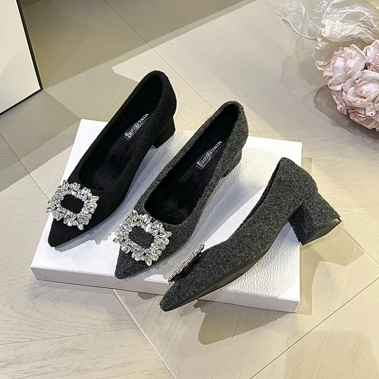 2025今年流行鞋子女款爆款呢子大衣专用气质女款网红百搭毛毛鞋