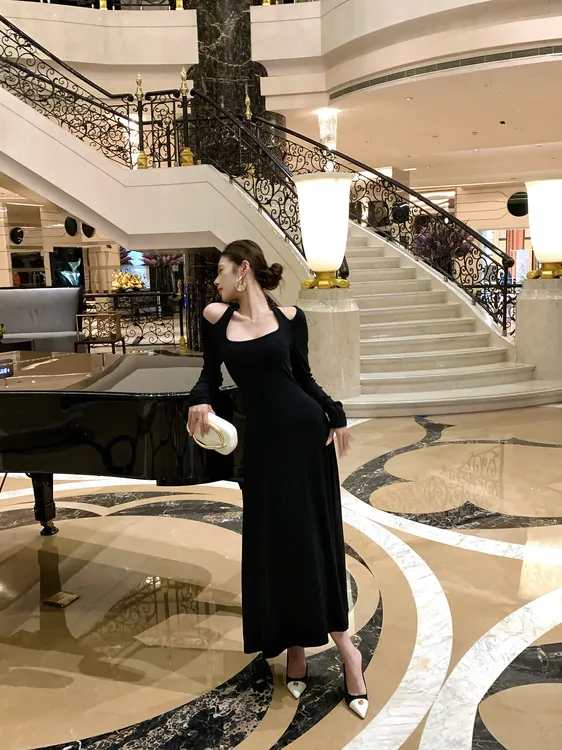 法式黑色纯欲挂脖小众设计连衣裙早秋长袖修身显瘦气质长裙