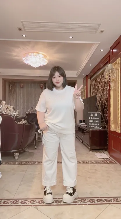 多禧家-2025女士春款新款百搭时尚设计师满天星圆领大码T恤