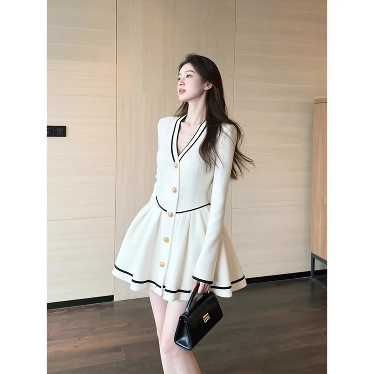 白色V领小香风连衣裙女2025新款早秋巨好看名媛气质收腰排扣短裙