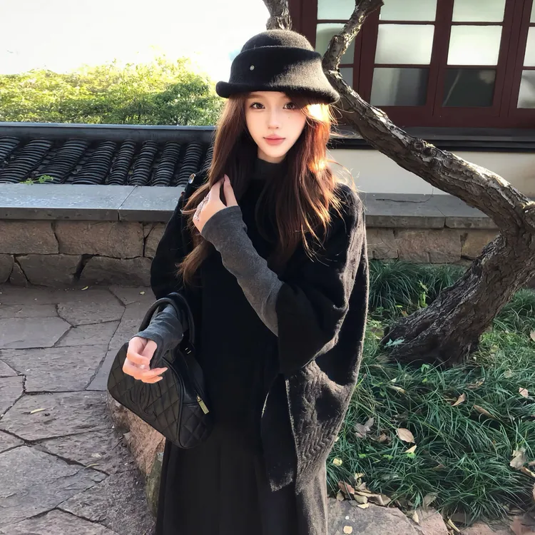 名媛千金风黑色高领斗篷针织衫女秋冬季深灰色打底黑色半裙三件套
