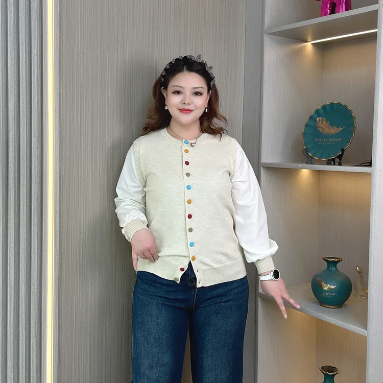 大码女装彩色排扣拼接休闲针织开衫秋季微胖mm圆领显瘦正肩毛衣女