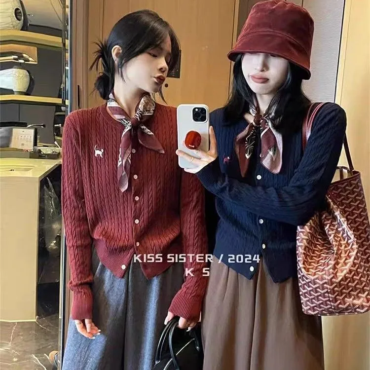 韩系学院风红色刺绣针织开衫外套女早秋修身短款毛衣外穿长袖上衣