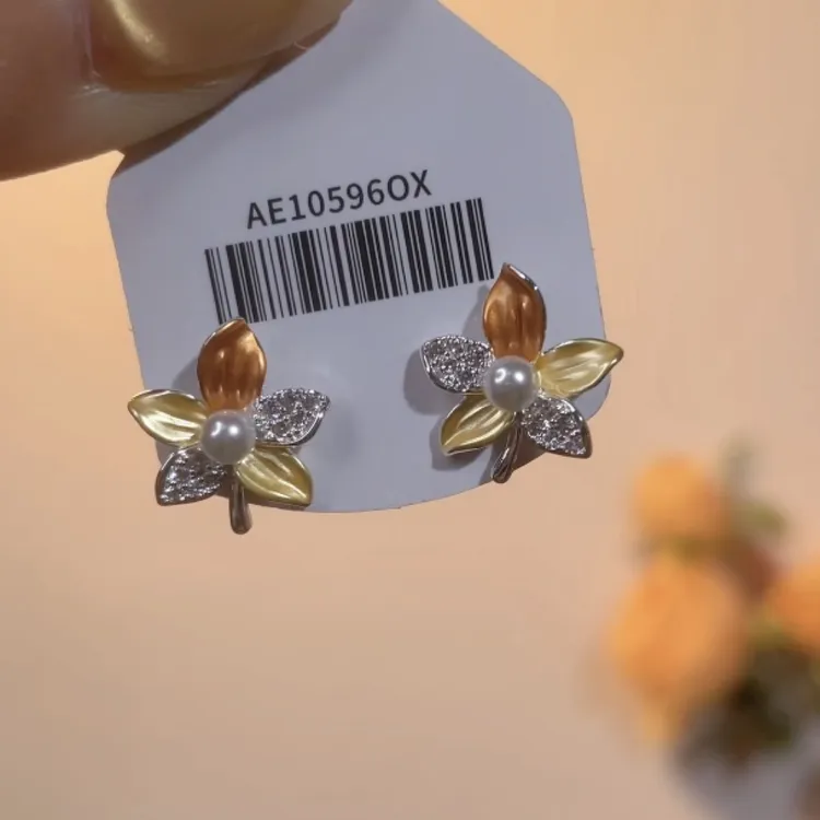 铜合金合成锆石耳饰 枫叶耳钉