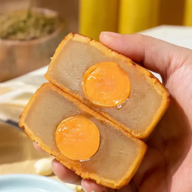 伍隆斋莲蓉蛋黄月饼正宗广式伍仁月饼东翅蛋黄藤椒牛肉月饼100g