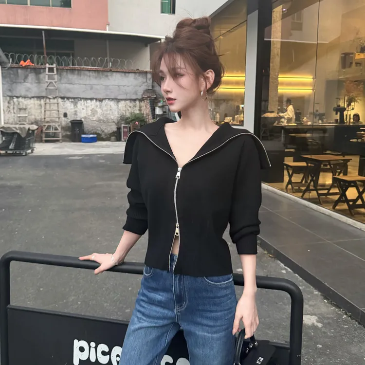 【冬日氛围】黑色翻领显瘦拉链露肩开衫毛衣