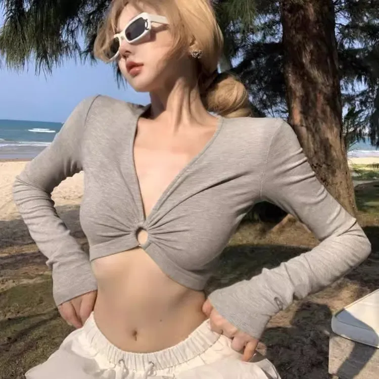 辣妹镂空V领灰色长袖T恤女夏季设计感修身显瘦短款露脐上衣chic