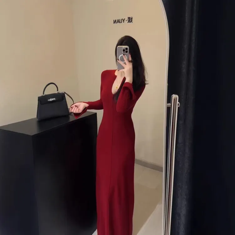 【现货】极简早秋秋冬流行穿搭红色领针织连衣裙修身红色连衣裙秋冬