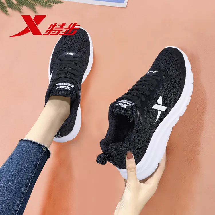 特步女鞋2025春季网面透气软底轻便网鞋中年妈妈运动鞋黑色跑步鞋