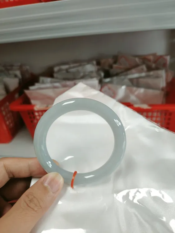 福镯圆条双十57.2圈口，种水好冰透主流货，天然缅甸翡翠手镯A货