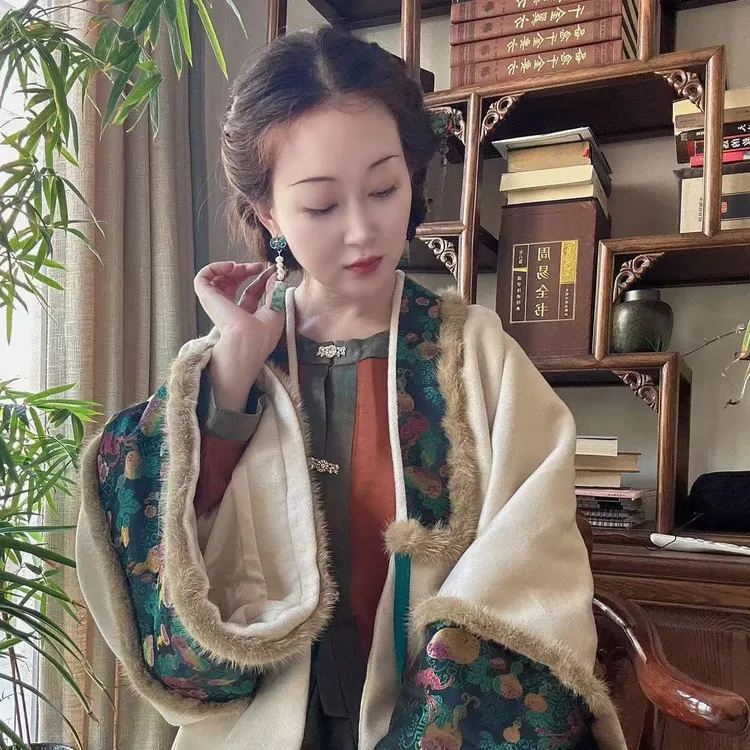 明制羊绒半领披风（配色宋锦）