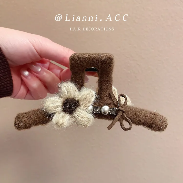 秋冬毛绒花朵抓夹女高级感后脑勺可爱鲨鱼夹2025新款发夹发饰发卡