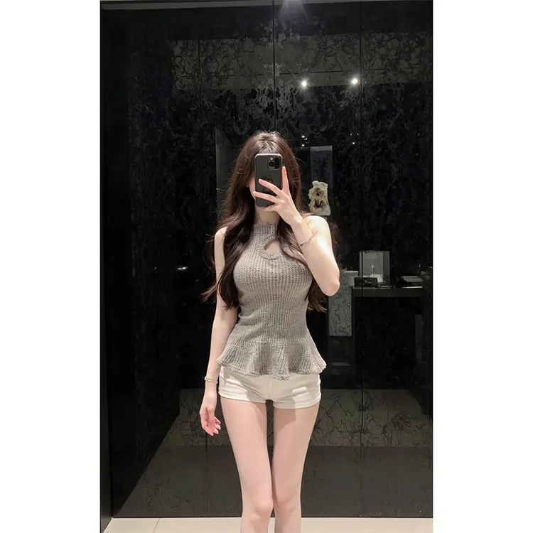 2025夏季新款纯欲甜美风设计感镂空无袖针织上衣配高腰显瘦短裤