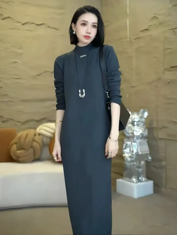 秋冬新款轻奢配大衣简约针织衫连衣裙女宽松显瘦中长款气质裙毛衣