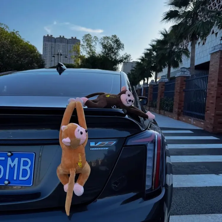 可爱猴子汽车摆件装饰车尾部玩偶车载创意吊猴长臂猴车外公仔挂件