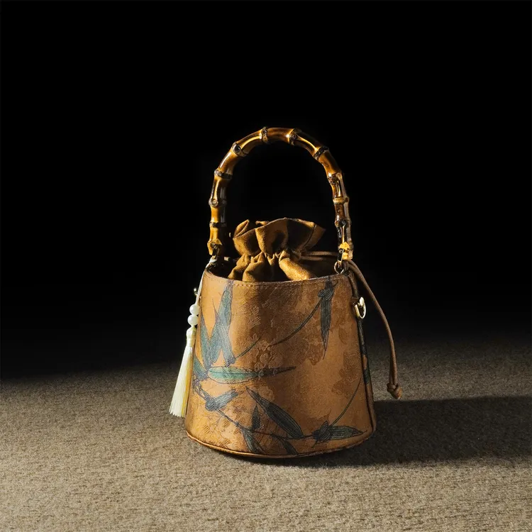 森下新中式竹节水桶包2025新复古国风流苏配旗袍手提单肩斜挎女包