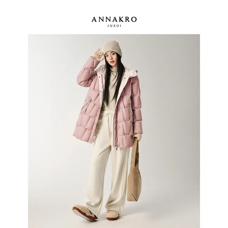 玖姿·安娜蔻减龄连帽中长款压胶鹅绒羽绒服女2025新款KWFD03205