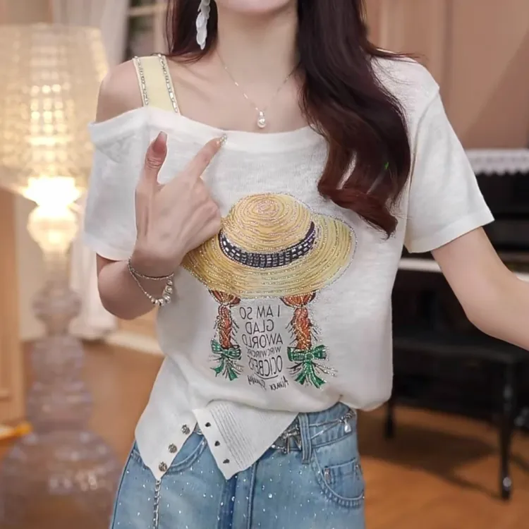 法式气质斜领露肩短袖T恤潮2025夏季新款卡通草帽女孩设计感上衣