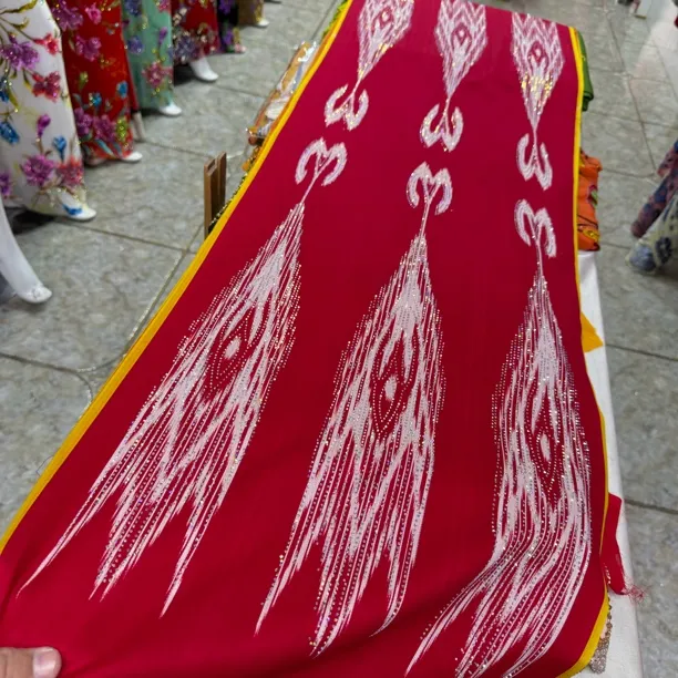 خوتەننىڭ جىڭ يىپەك ئەتلىسى 6.4سانتا كۆز باسقان