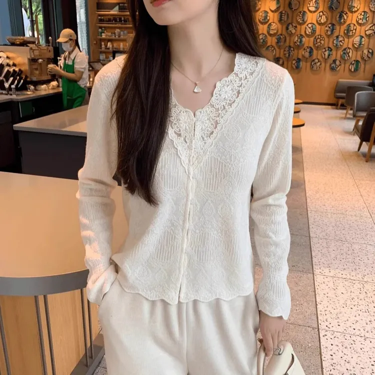 别致漂亮V领蕾丝花边设计感上衣女2025早春新款平时可穿打底衫潮