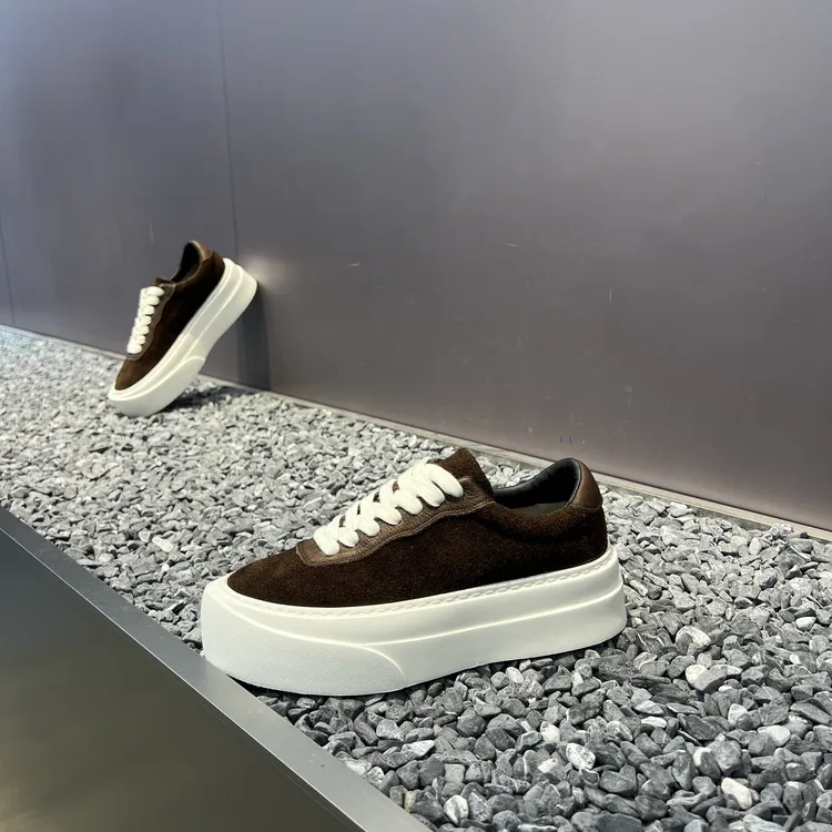 2025广州秋冬新款系带素面厚底软底超轻透气时尚百搭纯皮休闲板鞋