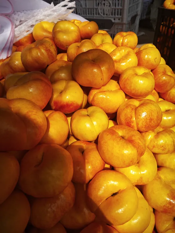 山东蒙阴彩虹油蟠桃新鲜现摘甜嫩多汁应季水果