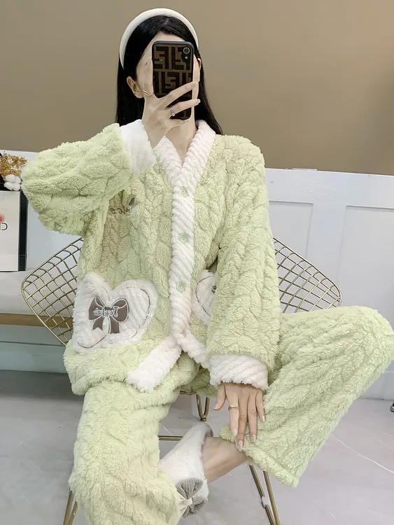 2025秋冬新款女士潮流珊瑚绒睡衣女时尚休闲保暖法兰绒套装家居服