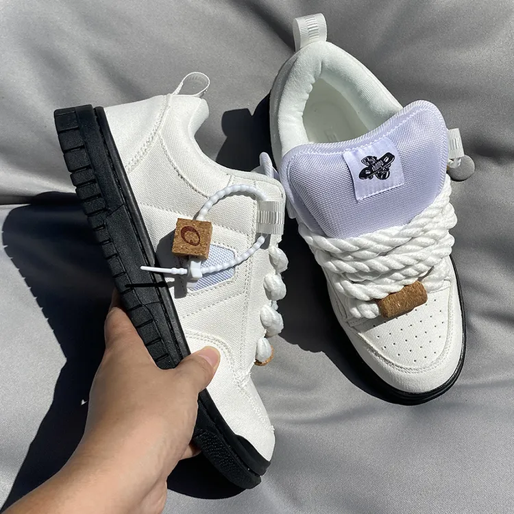 男大码板鞋冬季黑白撞色小白鞋青年休闲鞋纯色潮鞋厚鞋舌面包鞋子