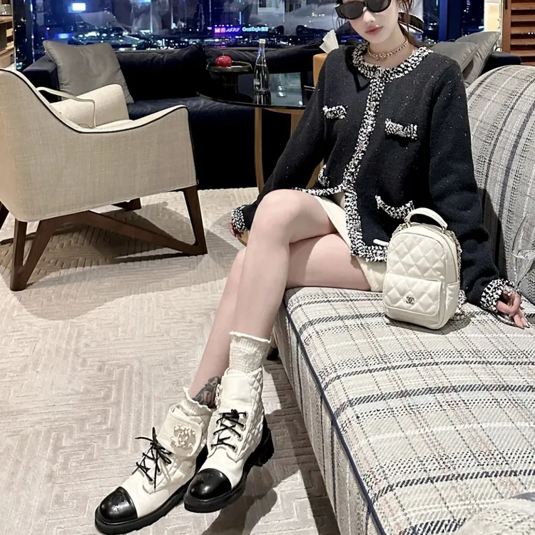 99新 Chanel/香奈儿 菱格纹双C魔术贴珍珠白短靴/35.5码/FZ360