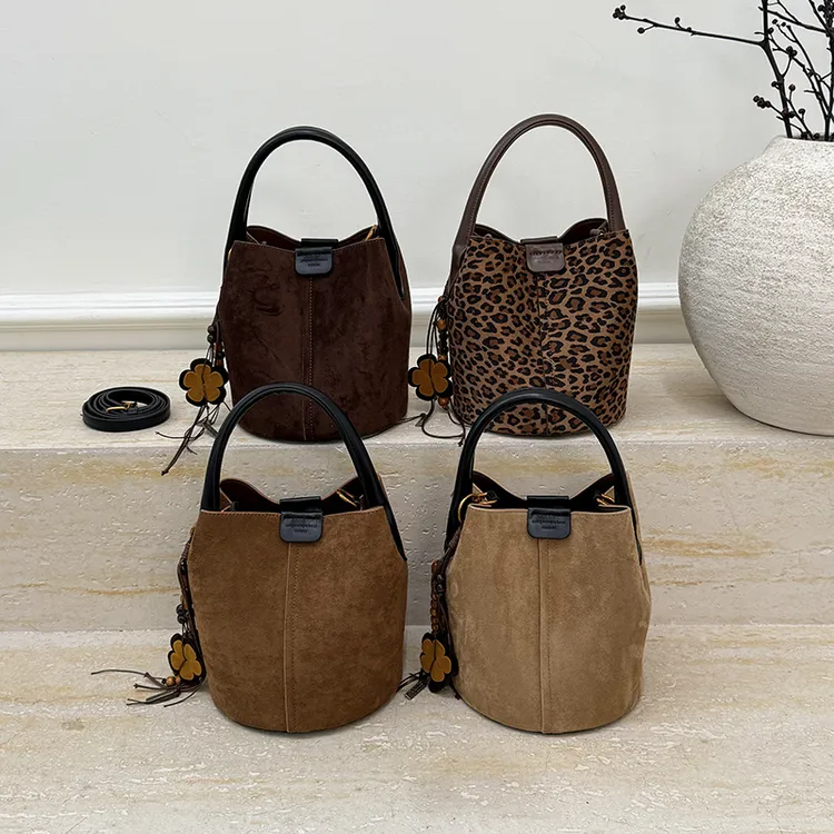 复古磨砂小包包女2025新款时尚通勤百搭斜挎包精致超火手提水桶包