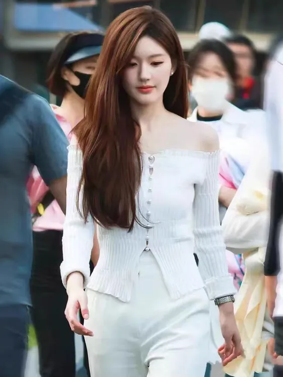 赵露思许妍同款露肩薄款针织衫高级感白色辣妹修身显瘦一字肩上衣