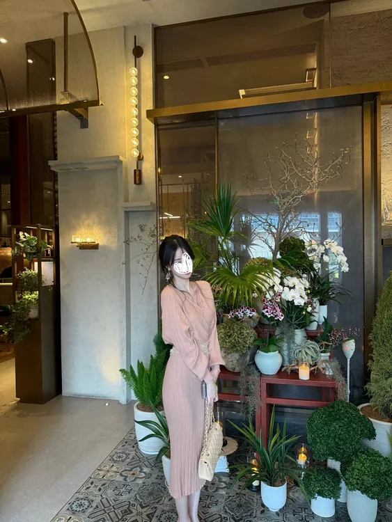 温柔与优雅 秋冬新款V领连衣裙系带收腰蝙蝠袖打底裙