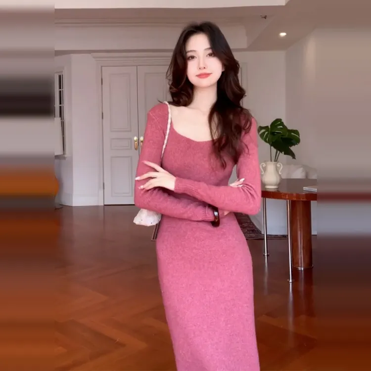 法式气质玫红色方领针织连衣裙子女秋冬2025新款修身内搭打底长裙