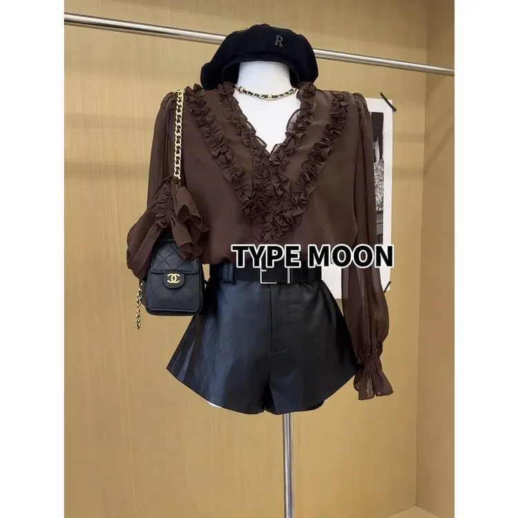 秋季穿搭一整套女2025新款法式复古木耳边v领衬衫皮裤短裤两件套