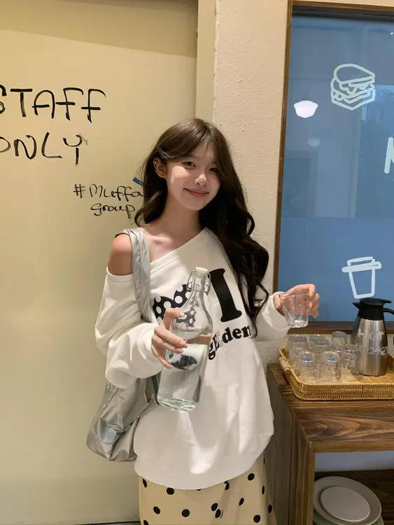 甜美风白色爱心字母印花卫衣女春秋季斜领慵懒感休闲宽松露肩上衣