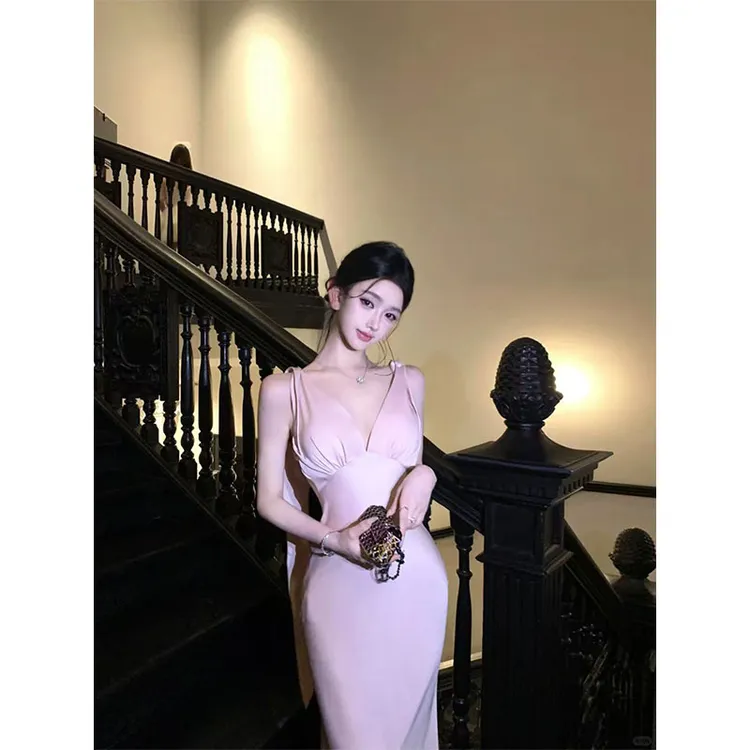 2025秋季新款低胸性感V领连衣裙心机辣妹风收腰露背显瘦包臀长裙 