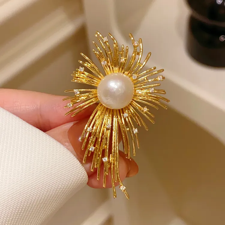 铜合金合成锆石胸针 淡水珠金色胸针胸花 4.8*3.2cm 轻奢时尚百搭