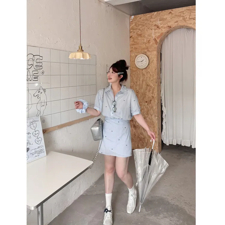 晶咕【高智感学姐】重工蝴蝶结刺绣polo领竖条纹短袖连衣裙