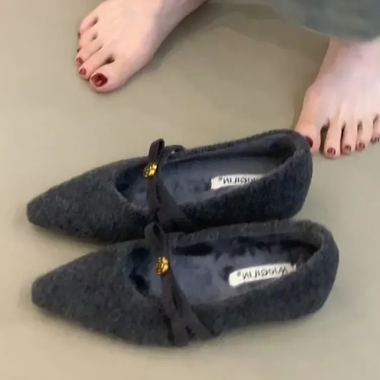 啄木鸟法式气质温柔风尖头山茶花平跟毛毛鞋女2025秋冬百搭仙女鞋