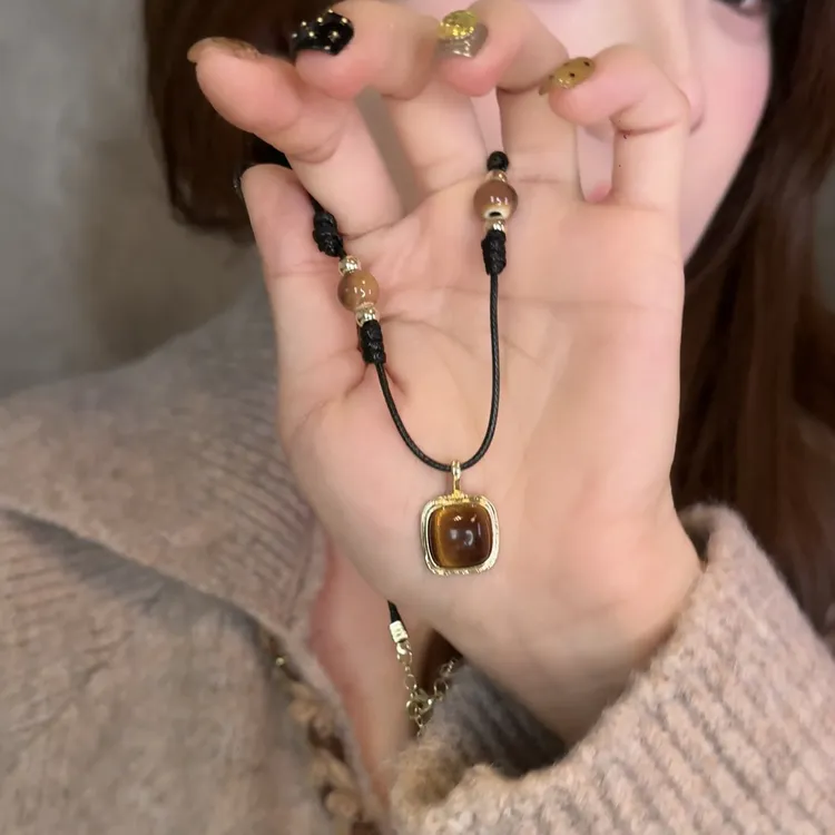 铜合金皮质吊坠 虎眼石吊坠皮绳项链女秋冬中古装饰毛衣链配饰